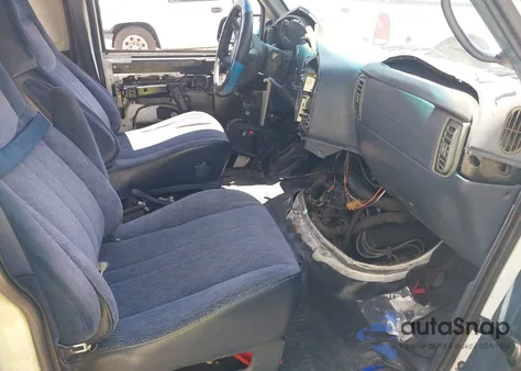 1998 Chevrolet Astro z USA, uszkodzony, nr VIN 1GCDM19W9WB136921